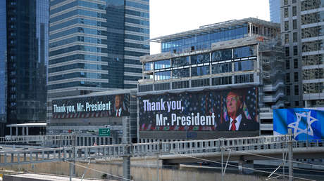 "Gracias, señor presidente": Pancartas con el retrato de Trump se ven en Tel Aviv (VIDEO)