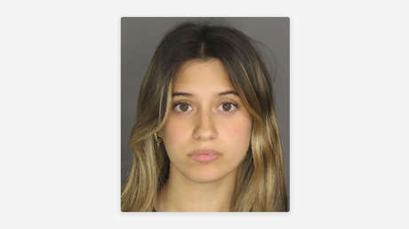 Arrestan a empleada escolar por enviar fotos de desnudos a un niño en EE.UU.