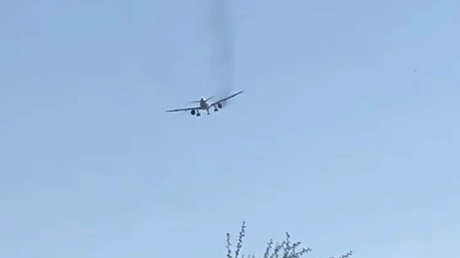 VIDEO: Aterrizaje de emergencia de un avión por explosiones en un motor que suenan como disparos