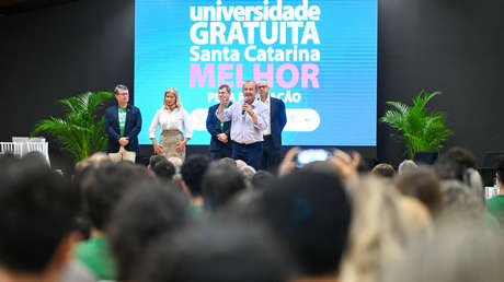 Este país de Latinoamérica becó a cientos de millonarios en un plan para estudiantes de bajos recursos