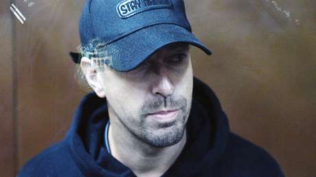 'Gurú del ligue' insta a manosear mujeres en Moscú y ahora enfrenta cargos de incitación a la violación