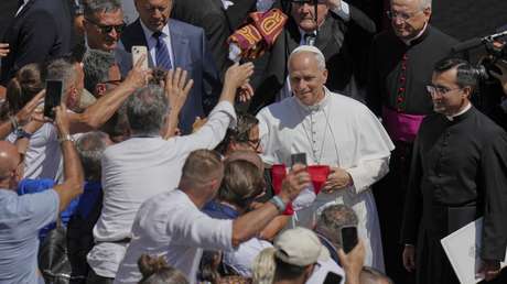 VIDEO: Lanzan un objeto a la cabeza del papa León XIV