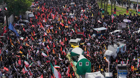 Una gran multitud despide a las víctimas del conflicto en Irán con cánticos de muerte a EE.UU. e Israel