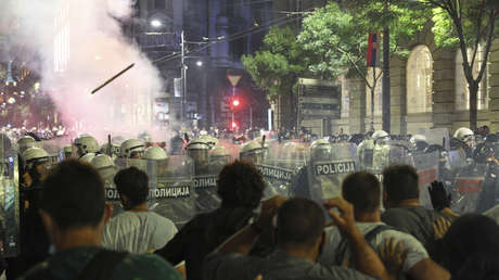 VIDEOS: Manifestantes patean y arrojan objetos a la Policía en Serbia