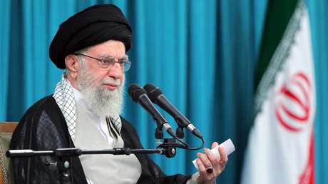 Líderes religiosos de Irán: Cualquiera que amenace a Jameneí es "enemigo de Dios"
