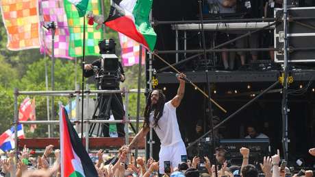 EE.UU. revoca visados al dúo británico que coreó: "Muerte a las Fuerzas de Defensa de Israel"