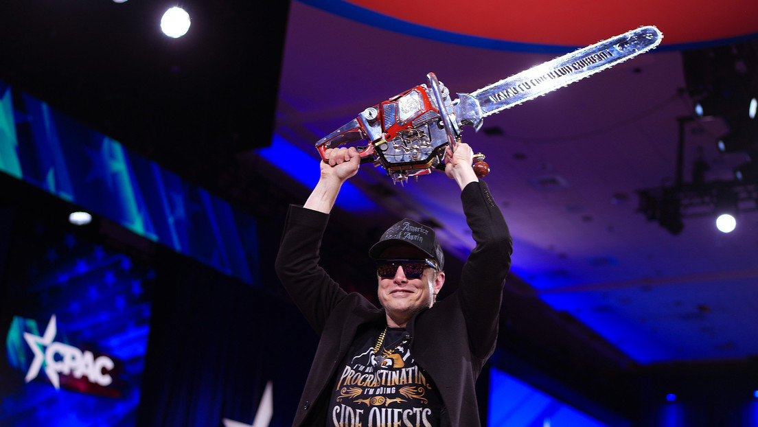 Elon Musk se arrepiente de su icónica foto con la motosierra de Milei