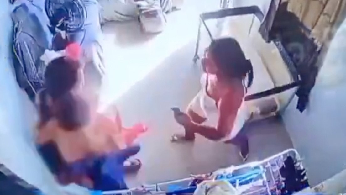 Conmoción en Brasil: una mujer apuñala a su ex cuando él sostenía al bebé de ambos (VIDEO)