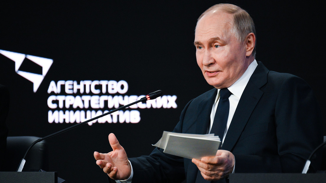 Putin: La familia tradicional debe convertirse en "tendencia de moda" en Rusia