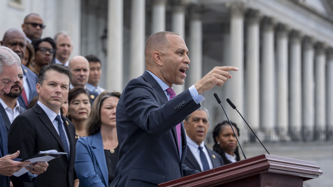 Líder demócrata en la Cámara de Representantes de EE.UU. habla casi nueve horas (y no le funciona)
