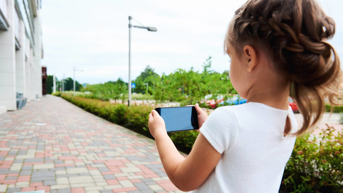 "Por más hijas así": bebé evita que su madre revise el teléfono del marido (VIDEO)