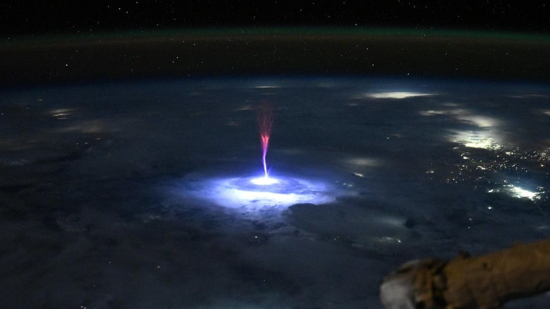 Astronauta de la NASA capta un rayo gigante sobre México y EE.UU. (FOTO)