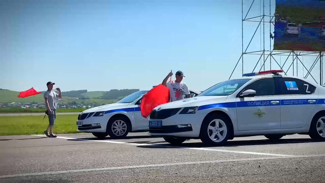 Inspectores de tráfico celebran carreras automovilísticas en Siberia (VIDEOS)