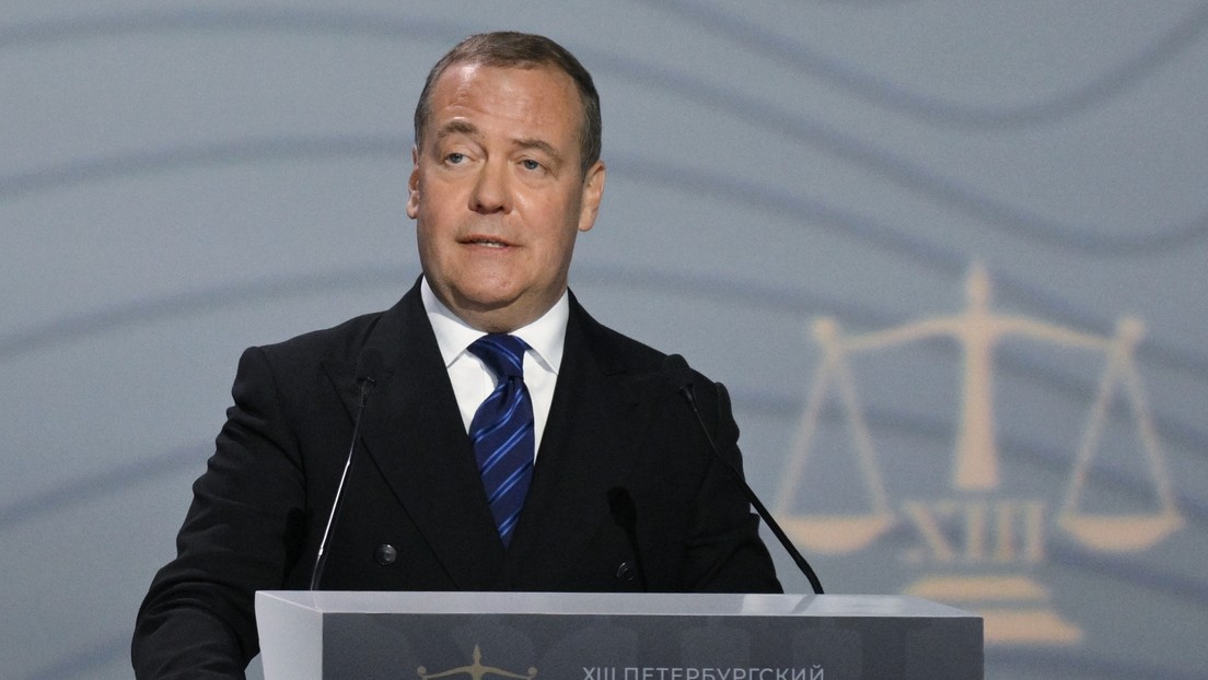 "Atiborrado de setas mágicas": Medvédev ironiza sobre la paranoia del jefe de la OTAN