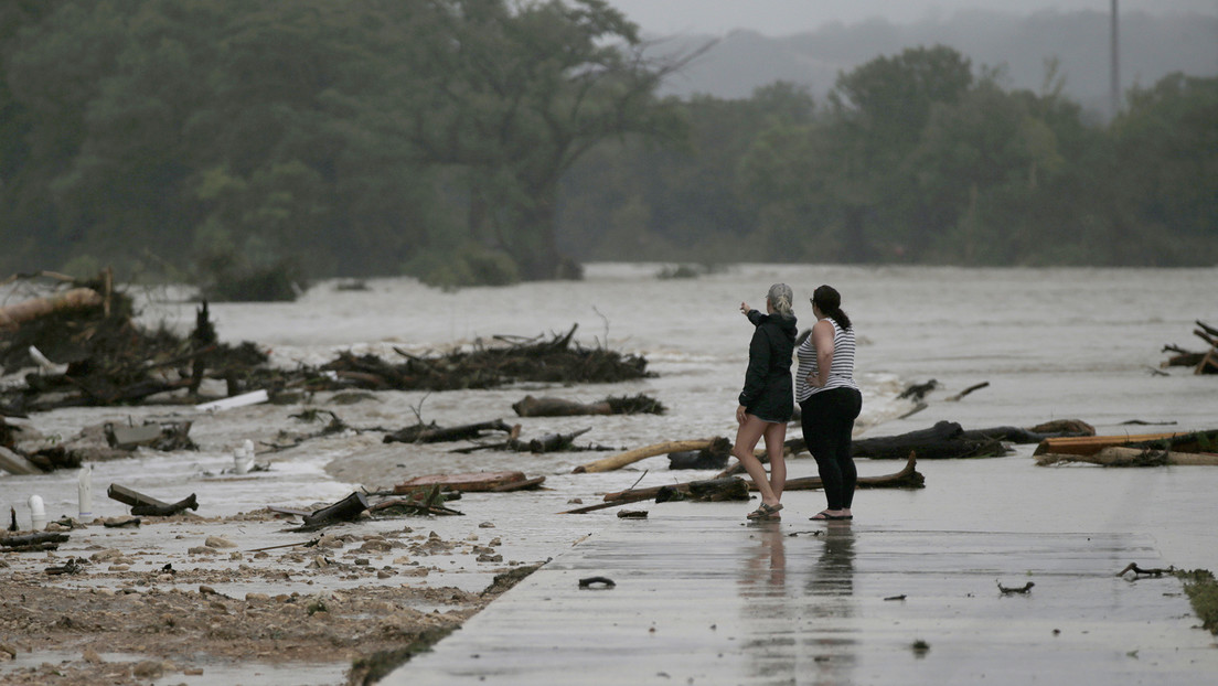 VIDEOS: Ríos crecidos devoran carreteras en medio de letales inundaciones en Texas