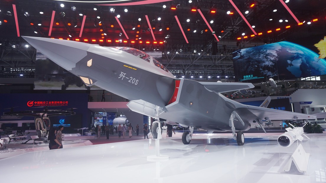 Primeros en el mundo: China pone en servicio un caza biplaza de quinta generación