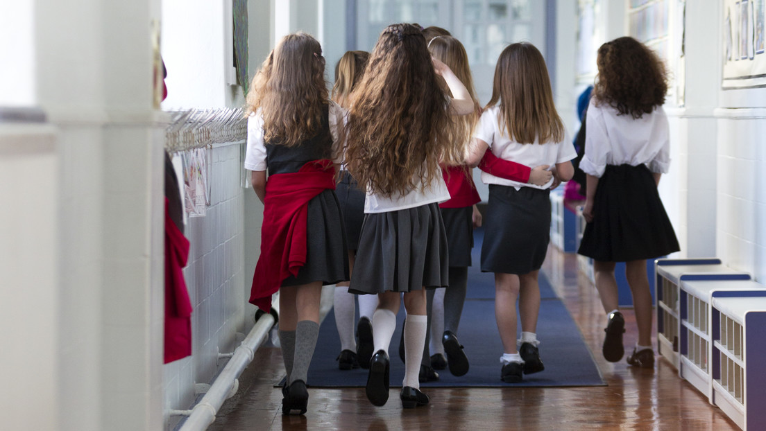 Escuelas británicas prohibirán uso de faldas por esta razón