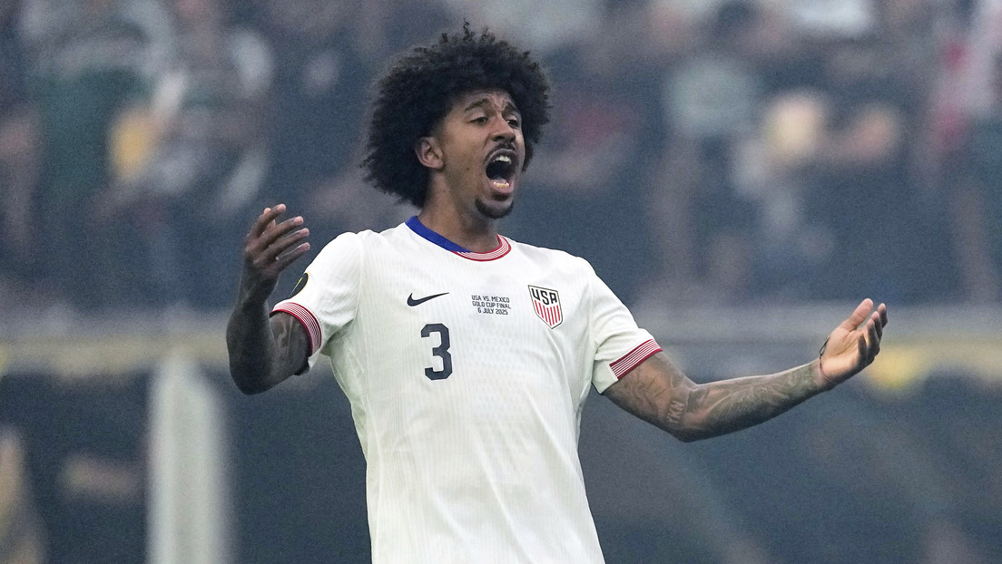 Futbolista de EE.UU. tira el premio tras la derrota ante México en la Copa de Oro