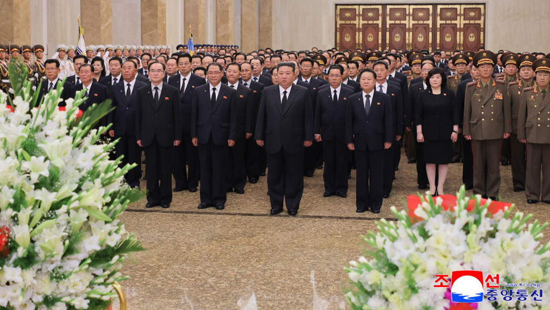 Kim Jong-un visita el Palacio del Sol (FOTO)