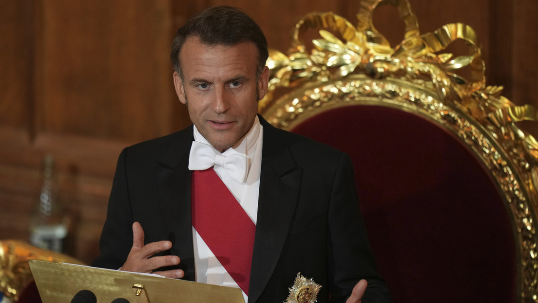 "¡Habla inglés!": el duro regaño a Macron por su falta de "cortesía" con el rey británico