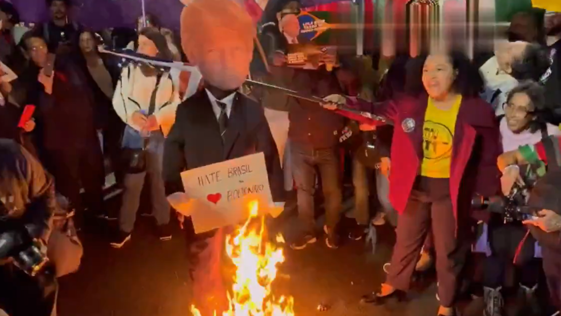 VIDEO: Queman en Brasil efigie de Trump y bandera de EE.UU.
