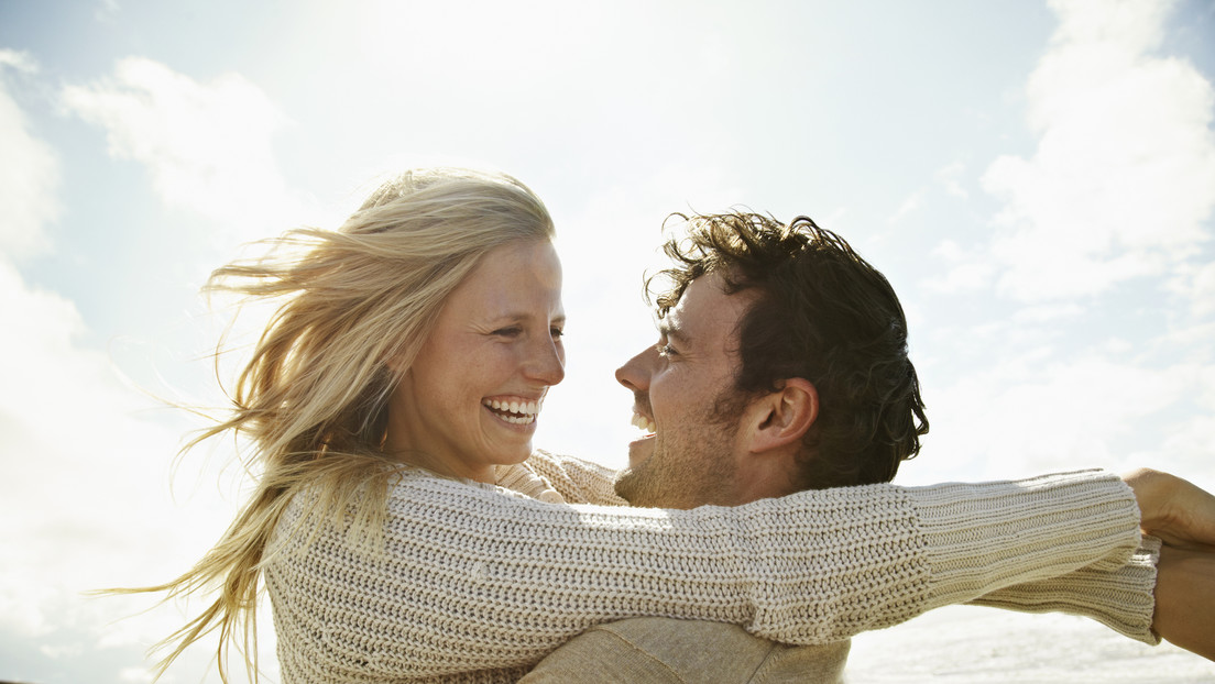 Este sencillo acto cotidiano puede hacer a las parejas un 20 % más felices