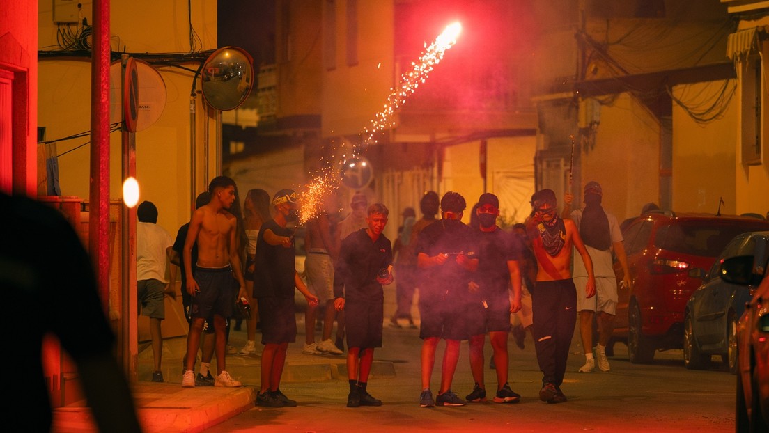 Fuertes enfrentamientos en un pueblo de España tras un brutal ataque a un anciano (VIDEOS)