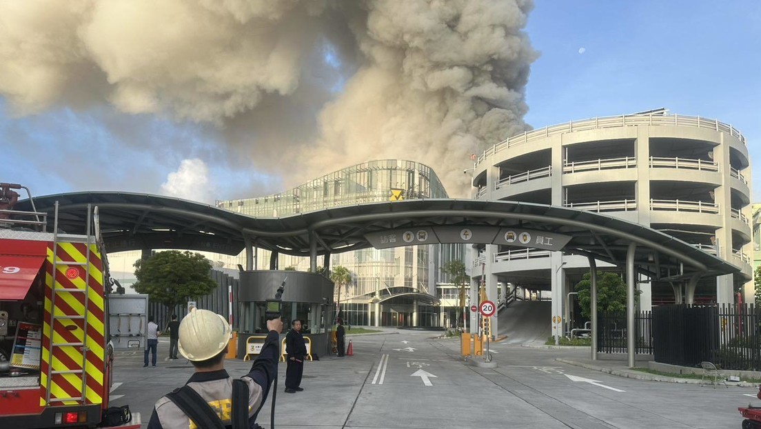 Espesa humareda negra cubre el cielo tras explosión en una fábrica de baterías en Taiwán (VIDEO)