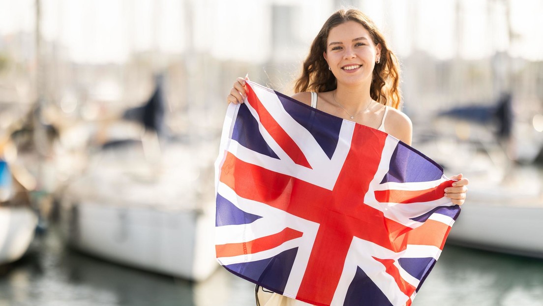 Revuelo en Inglaterra: sancionan a una niña por usar un vestido con la bandera británica