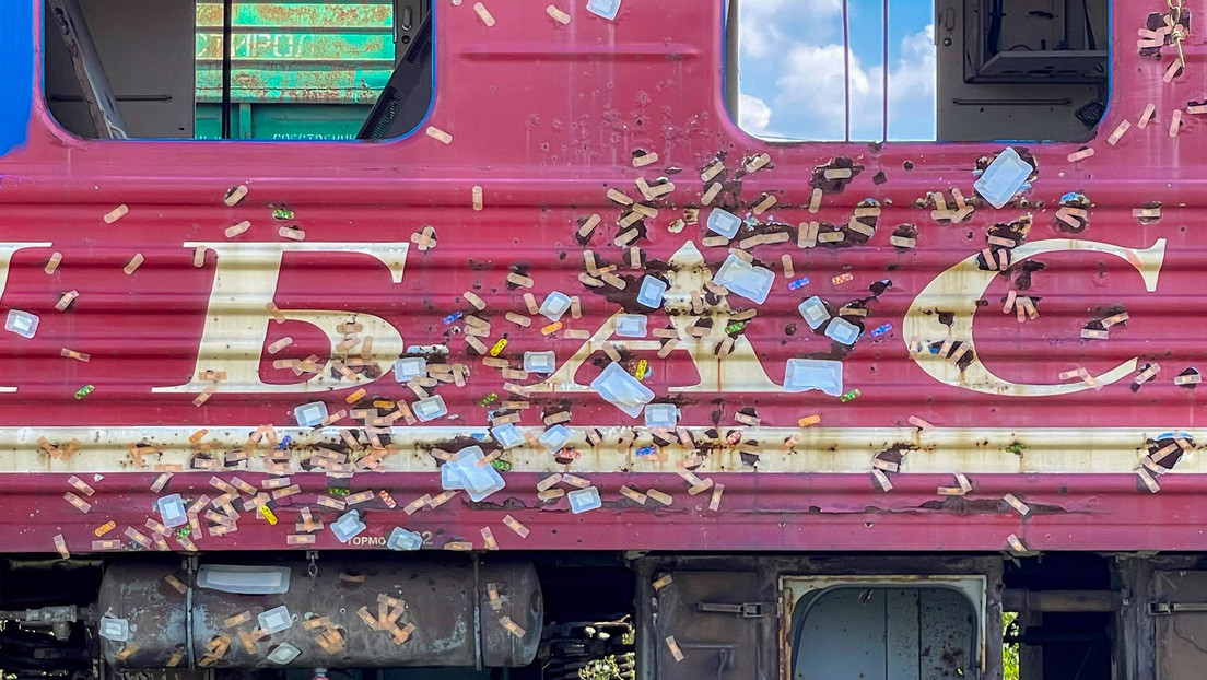 Artista ruso 'remienda' con curitas un tren de Donetsk a Moscú dañado (FOTOS, VIDEO)