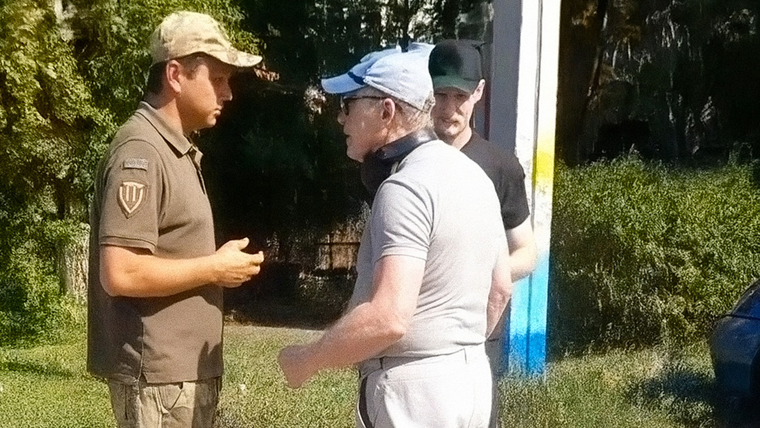 Surrealista escena: un hombre carga contra un reclutador en Ucrania por hablar ruso