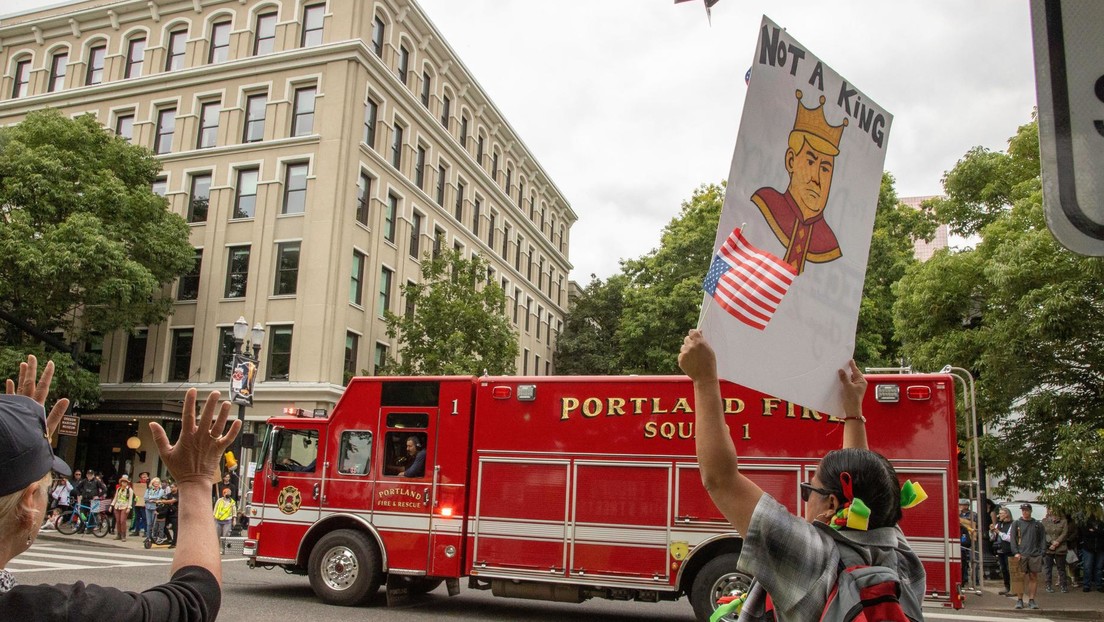 VIDEO: Agentes federales usan voz de Trump creada con IA para dispersar protesta