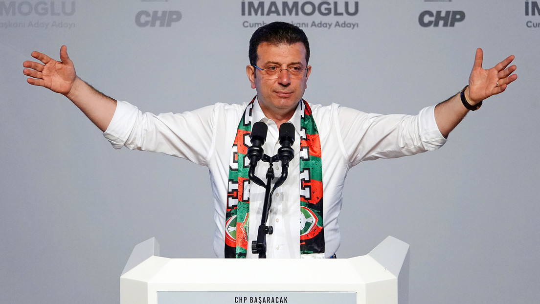 Condenan a un año y ocho meses de prisión al principal rival político de Erdogan