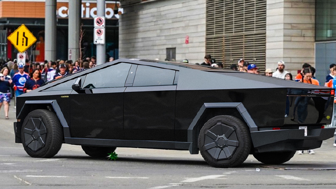 "No se distraerán": graban a un policía viendo series en su Cybertruck en México (VIDEO)