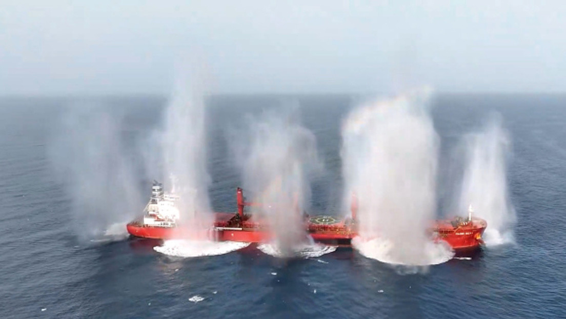 Hutíes rescatan a marinero ruso de un buque de carga griego atacado por dirigirse a Israel