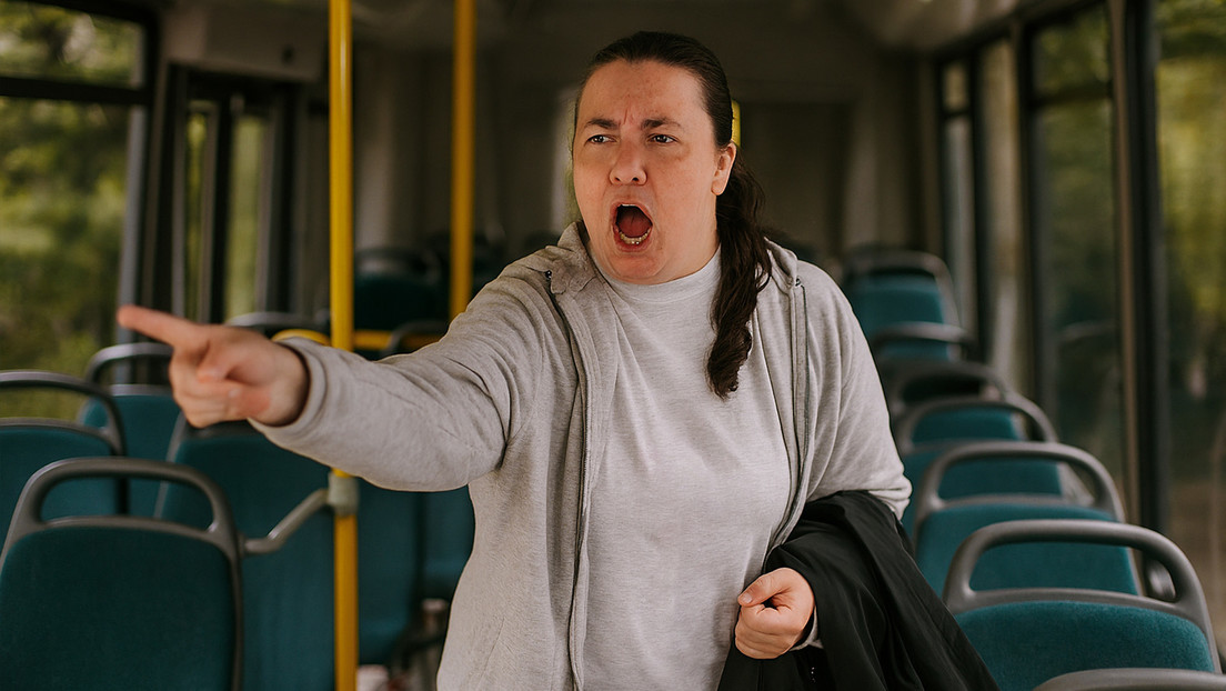 Lanza un insulto racista contra una mujer en un bus y la reacción de su víctima la sorprende
