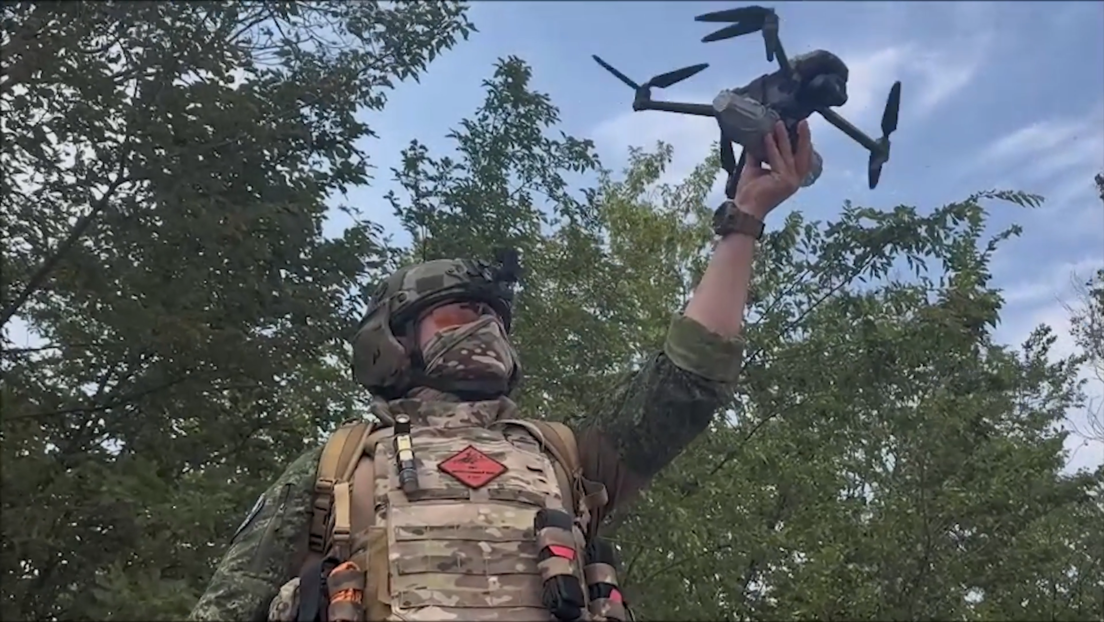 VIDEO: El doble golpe de drones y artillería rusos hace arder posiciones enemigas