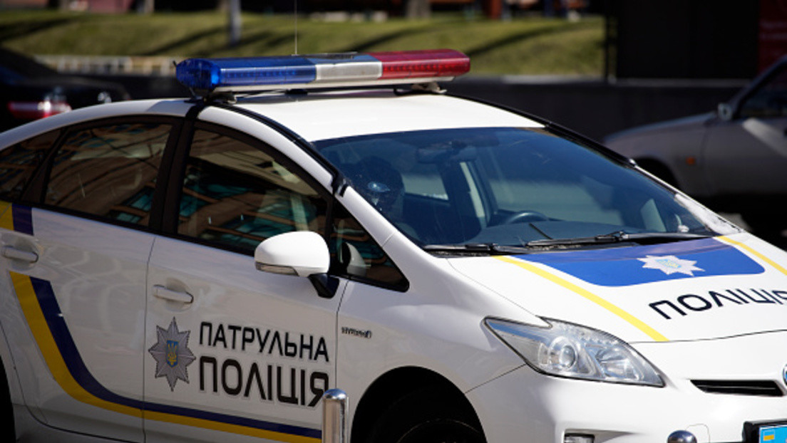 VIDEO: Ucranianos bloquean la entrada en su pueblo a reclutadores militares