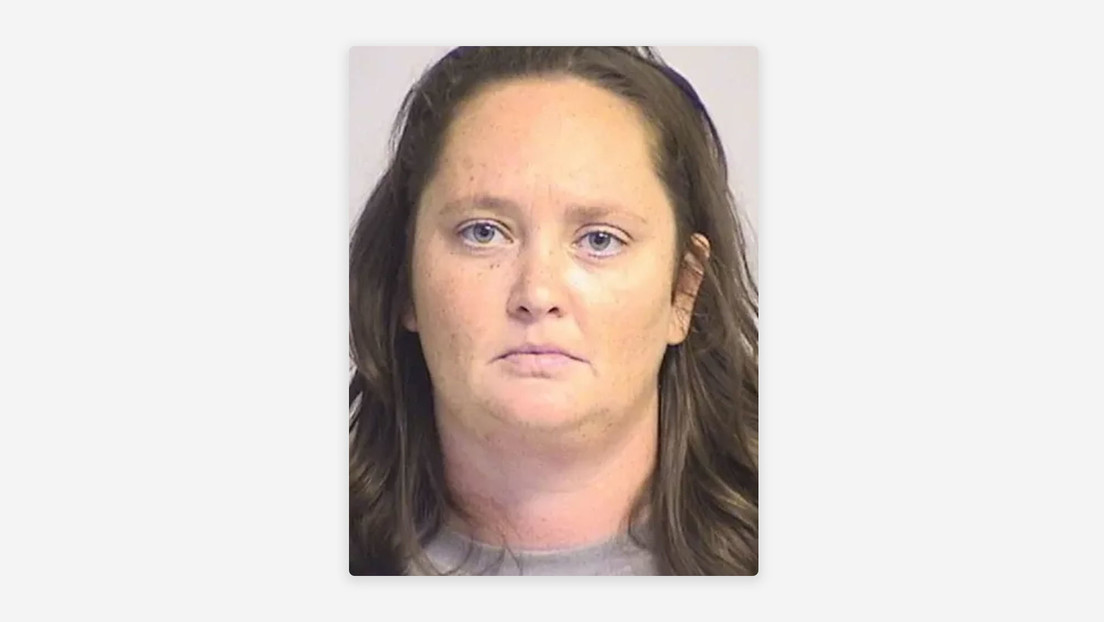 Arrestan a una profesora de una academia cristiana por tener relaciones sexuales con una alumna menor