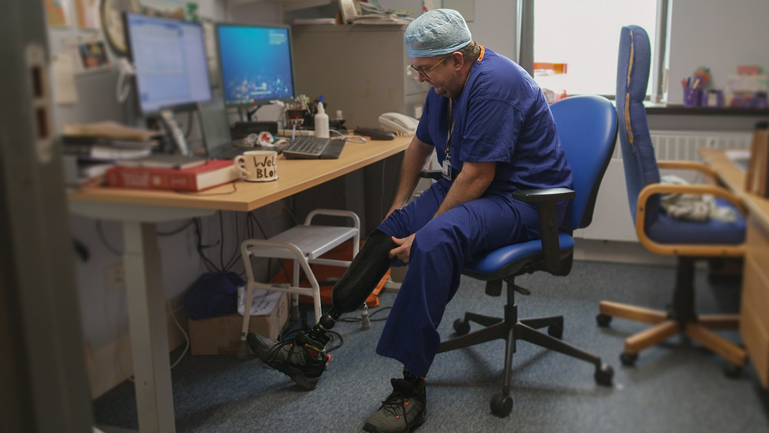 Acusan al cirujano "más valiente" del Reino Unido de provocarse la amputación de sus piernas con fines de lucro