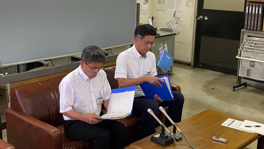 Profesor pierde su empleo tras ser atrapado en un minimercado trabajando