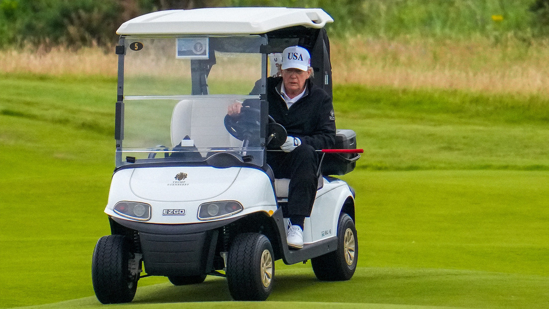 VIDEO: Acusan a Trump de hacer trampa en un campo de golf en Escocia