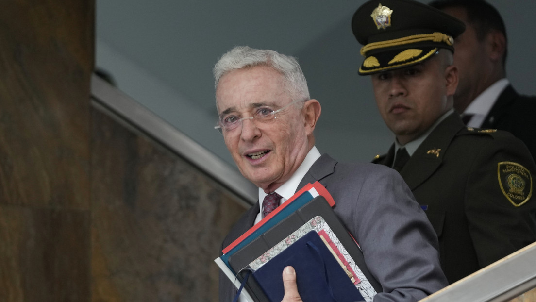 Jueza absuelve a Álvaro Uribe de un delito