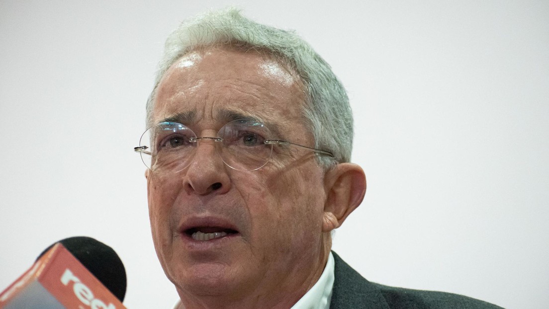 Imponen prisión domiciliaria a Álvaro Uribe