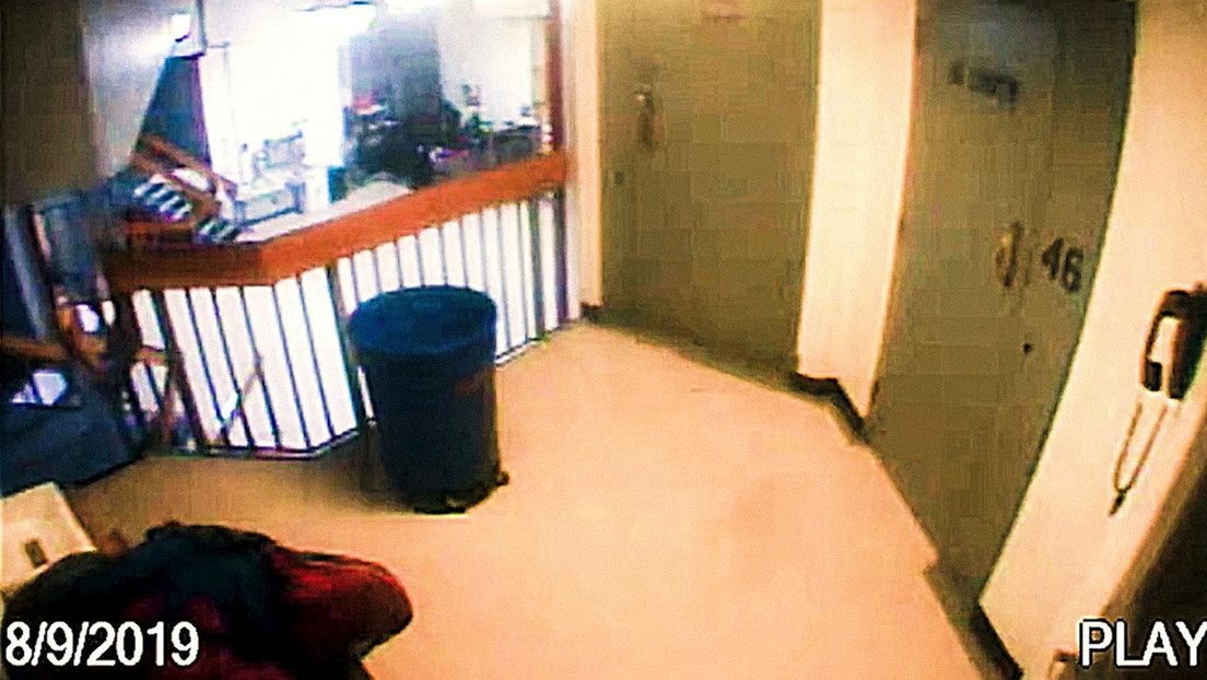 El FBI habría encontrado un minuto faltante del último video de Jeffrey Epstein con vida