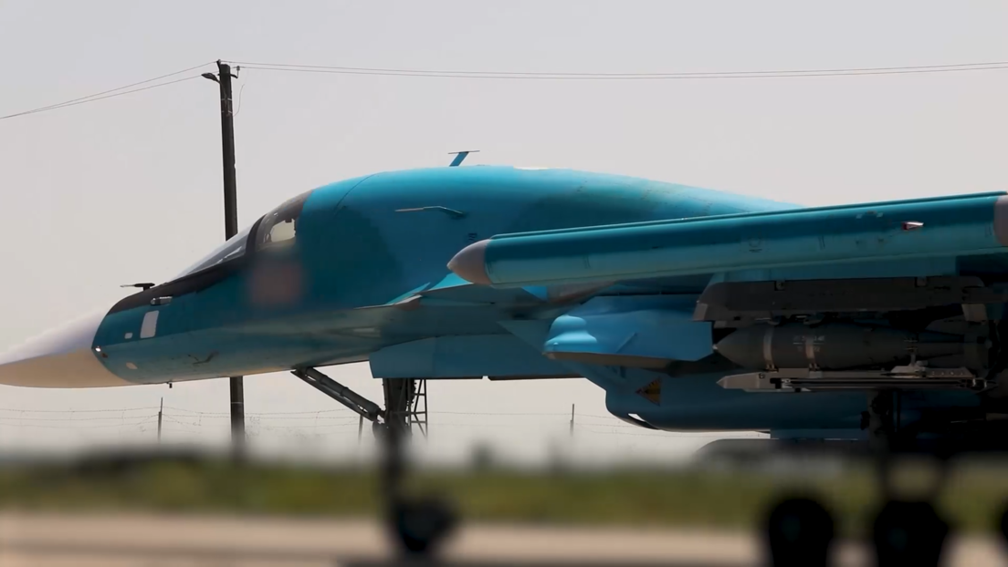 Golpe aéreo: Su-34 arrasa posiciones ucranianas con bombas guiadas (VIDEO)