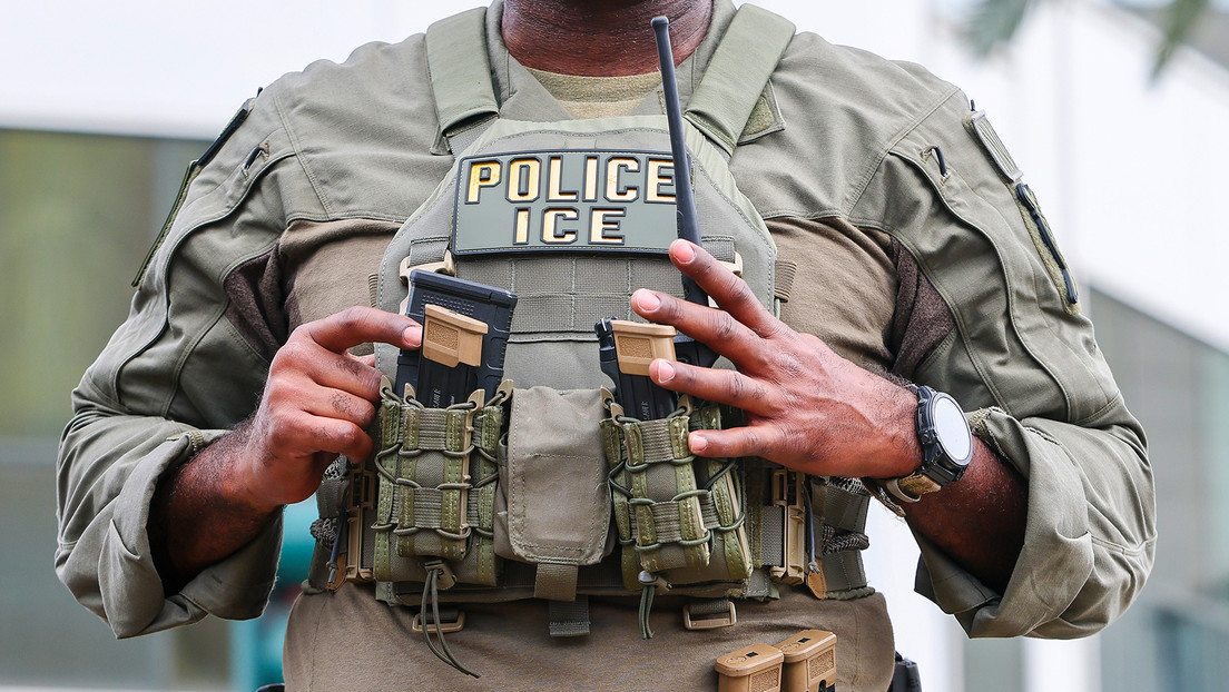 Bonos y mucha presión: La aceitada estrategia de Trump para premiar a los 'caza migrantes'