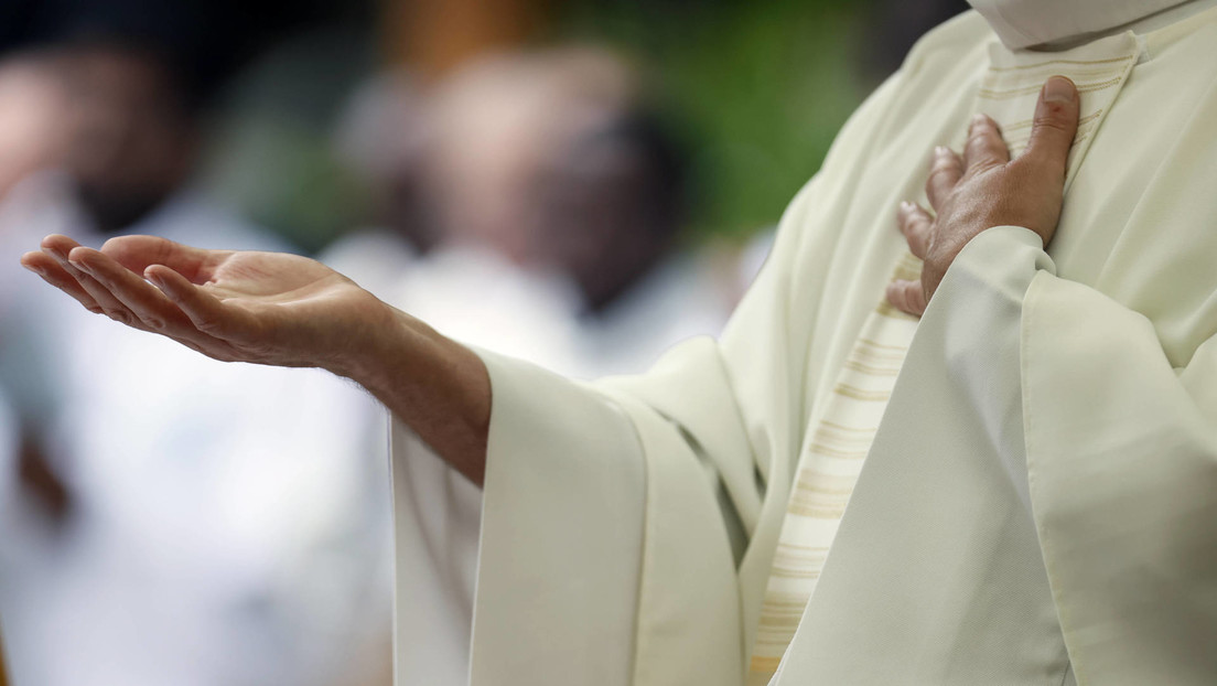 Sacerdote atropella a un camionero y al verlo muerto se arrodilla para orar por él