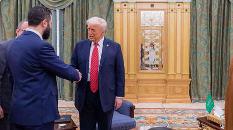 Trump firma un decreto que levanta sanciones impuestas a Siria