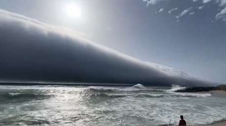Un raro 'tsunami' de nubes sorprende a bañistas en Portugal